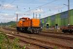   Die Lok 41 (eine MaK DE 1002) der Kreisbahn Siegen-Wittgenstein (KSW), f�hrt am 10.07.2013 durch Siegen-Geisweid in Richtung Siegen, rechts das Edelstahlwerk.