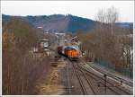 Die Lok 46 der Kreisbahn Siegen-Wittgenstein (KSW) kommt am 10.02.2014 mit einem ungewöhnlich kurzem Coil-Güterzug (3 Wagen) in Herdorf an.