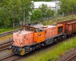   Die Lok 42 (277 902-3) der KSW (Kreisbahn Siegen-Wittgenstein) eine MaK 1700 BB fährt am 23.05.2014 mit ihrem Übergabezug von Herdorf in Richtung Betzdorf/Sieg los.