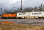   Die Lok 41 (98 80 0272 008-0 D-KSW), eine MaK DE 1002, der Kreisbahn Siegen-Wittgenstein (KSW) rangiert am 04.03.2015 einen ENERCON-Contaierzug in Kreuztal.