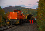   Die KSW 45 (98 80 0276 016-9 D-KSW) eine MaK G 1204 BB der Kreisbahn Siegen-Wittgenstein mit den zwei Materialförder- und Siloeinheiten MFS 100 am 21.10.2020 in Herdorf.