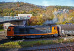 Die KSW 43 (92 80 1273 018-2 D-KSW), die Vossloh G 2000 BB der KSW (Kreisbahn Siegen-Wittgenstein) fährt am 29.10.2021 mit einem Übergabezug vom dem KSW Rbf Herdorf (Betriebsstätte