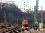 Die KSW 43 (92 80 1273 018-2 D-KSW), die asymmetrische Vossloh G 2000 BB der KSW (Kreisbahn Siegen-Wittgenstein) f�hrt am 09.02.2023, mit ihrem Coilzug (VTG Coilwagen der Gattung Shimmns-ttu), von