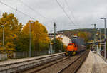 Die KSW 45 (98 80 0276 016-9 D-KSW) die MaK G 1204 BB der Kreisbahn Siegen-Wittgenstein fährt am 26 Oktober 2023 mit einem Coilzug durch den Bahnhof Kirchen/Sieg nach Betzdorf/Sieg.