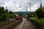 Die KSW 43 (92 80 1273 018-2 D-KSW), die asymmetrische Vossloh G 2000 BB der KSW (Kreisbahn Siegen-Wittgenstein) fährt am 07 Juli 2025, mit einem beladen Coilzug, durch den Bahnhof Kirchen (Sieg)