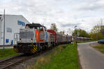 Ein langer und schwerer Coilzug im Sandwich der Kreisbahn Siegen-Wittgenstein fährt am 16 April 2026 in Neunkirchen-Struthütten auf der Freien Grunder Eisenbahn (KSW-Infrastruktur) in Richtung Neunkirchen-Salchendorf. Vorne die führende KSW 45 (98 80 0276 016-9 D-KSW) die MaK G 1204 BB. Hier am Zugschluss ist die nachschiebende KSW 42 (92 80 1277 902-3 D-KSW), eine Vossloh MaK G 1700 BB.

So kann der komplette Zug aber nicht an sein Ziel hinauf zum Pfannenberg fahren, denn er muss durch die Spitzkehre Pfannenberg. So muss der Zug in mehreren Abschnitten geteilt werden und eine Lok bringt die Coilwagen hinauf. Oben befindet sich die ehemalige Grube Pfannenberger Einigkeit, wo sich heute die Produktionshallen der EMW Stahl Service GmbH ein Geschäftsbereich der SCHÄFER WERKE Gruppe befinden.