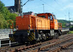 Die KSW 45 (98 80 0276 016-9 D-KSW) die MaK G 1204 BB der Kreisbahn Siegen-Wittgenstein rauscht am 28 Mai 2026 solo auf Tfzf (Triebfahrzeugfahrt) / Lz (Lokzug) durch Kirchen/Sieg in Richtung Siegen. 

Nochmals einen lieben Gru� an das nette Lokf�hrer zur�ck.

Die Lok ist �brigens eine ehemalige Schweizerin, sie wurde 1991 unter der Fabriknummer 1000866 bei MaK in Kiel gebaut und an die Sersa AG (Z�rich) als Am 847 953-7  Bettina  geliefert. Im Jahr 1998 ging sie wieder nach Deutschland zur MaK / Vossloh Locomotives zur�ck, wo sie als Mietlok zur Verf�gung stand. Nach mehreren Stationen als Mietlok (u.a. 2006 auch bei der KSW) wurde sie dann 2007 von der KSW gekauft und am 23.08.2007 nach Siegen �berf�hrt.