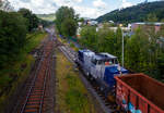Die zurzeit an die KSW (Kreisbahn Siegen-Wittgenstein) vermietete RBH 806 / 275 806-4 (98 80 0275 806-4 D-RBH), eine MaK G 1206 der RBH - RAG Bahn und Hafen GmbH (Gladbeck), hat am 09 Juni 2026 einige leere G�terwagen von Burbach nach Herdorf gebracht, nun schiebt sie diese auf den Rbf der KSW in Herdorf (Betriebsst�tte Freien Grunder Eisenbahn- NE 447) an einen �bergabeg�terzug heran.

Die MaK G 1206 wurde 1997 von der Siemens Schienenfahrzeugtechnik (SFT) in Kiel-Friedrichsort unter der Fabriknummer 1000905 gebaut und an die damalige RAG - Ruhrkohle AG, RAG Bahn- und Hafenbetriebe in Gladbeck als RAG 802 ausgeliefert. Sie ist eine Lok des erfolgreichen Typs G 1206 aus dem 3. Typenprogramm. Im Jahr 2004 erfolgte die Umfirmierung der RAG in RAG Bahn und Hafen GmbH (RBH) und nach der �bernahme durch die DB Schenker Rail Deutschland AG (heute DB Cargo) erfolgte 2006 die Umfirmierung in RBH Logistics GmbH.