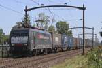 Eine der letzten SBCI 189er mit SBB cargo International Aufkleber ist 189 991 und die wird hier am 23.Augustus 2023 mit der GTS-Containerzug bei Hulten auf den Chip gerettet.