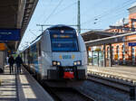 Der vierteilige Elektrotriebzug vom Typ Siemens Desiro MainLine (Desiro ML „CityJet“) 4746 803 / 4746 303 „Hansestadt  Strahlsund“ (A-ODEG 94 81 4746 303-8 / A-ODEG 94 81 4746 803-7) der ODEG - Ostdeutsche Eisenbahn GmbH steht am 14.05.2022 als RE 9 nach Sassnitz im Hbf Rostock zur Abfahrt bereit. Der Triebzug wurde 2019 von der Siemens Mobility GmbH in Krefeld als dreiteiliger ET gebaut, da die sieben Fahrzeuge der ODEG aus der laufenden Produktion für die ÖBB stammen, und später um je eine 4. Wageneinheit verlängert. 

Der Elektrotriebzug Desiro MainLine (Desiro ML) ist ein aus Einzelwagen modular aufgebauter Triebzug aus dem Hause Siemens. Die Fahrzeuge ähneln der deutschen Baureihe 460. Der Fahrgastraum verfügt über eine gesteuerte LED-Beleuchtung, die sich den Tages- und Lichtverhältnissen anpasst. Die Frischluftzufuhr wird automatisch in jedem Wagen über eine Heizungs-, Klima- und Lüftungsanlage (HKL) mit CO²-Sensoren gemäß der Auslastung reguliert. Separate Mehrzweckbereiche ermöglichen die Mitnahme von 36 Fahrrädern im Zug. Es besteht ein barriere- bzw. rampenfreier Zugang zum Universal-WC. Alle Einstiege erhalten einen tiefliegenden Schiebetritt und am letzten Einstieg je eine Spaltüberbrückung.

Im Jahr 2019 entschloss sich die Ostdeutsche Eisenbahn GmbH zur Beschaffung von Neufahrzeugen im Hinblick auf einen möglichen Einsatz auf dem Teilnetz Ostseeküste-Ost der Verkehrsgesellschaft Mecklenburg-Vorpommern. Hierzu bestellte Alpha Trains bei Siemens Mobility sieben vierteilige Desiro-ML-Triebzüge, die an die ODEG verleast wurden. Gemäß Angaben der Österreichischen Bundesbahnen erfolgte im Jahr 2019 eine gemeinsame Bestellung, durch den Auftrag der ODEG spare die ÖBB bei ihrer Bestellung von 24 Triebzügen einen siebenstelligen Euro-Betrag. Damit die ODEG den Betrieb der Regionalexpresslinien ab 15. Dezember 2019 sicherstellen konnte, wurde im Gegenzug eine Vermietung von sechs ÖBB-Triebwagen der Baureihe 4746 an die ODEG für vier Monate vereinbart. Dies betraf die Triebzüge 4746 051 bis 056.

Der erste Triebzug durchlief im Dezember 2019 die Inbetriebsetzungsphase. Der erste Triebwagen der ODEG wurde Ende Januar 2020 abgenommen und ging kurz danach in den Fahrgasteinsatz. Da die Fahrzeuge aus der laufenden Produktion für die ÖBB stammen, wurden sie zunächst dreiteilig ausgeliefert, die Verlängerung auf vier Wagen wurde 2021/2022 durchgeführt. Die Triebzüge haben wie alle Fahrzeuge der Baureihe 4746 eine Ausstattung für den Betrieb unter 25 kV, 50 Hz ~ und 15 kV, 16,7 Hz ~ erhalten.

Die Ausstattung der Innenräume entspricht jenem der ÖBB-Einheiten. Die Sitze des Typs Borcad GENIO sind hierbei jedoch einfarbig in grau gehalten.

Die Reihen 4744 und 4746 der ÖBB - Österreichischen Bundesbahnen und der Raaberbahn sowie die Baureihe 4746 der ODEG - Ostdeutschen Eisenbahn sind elektrische Triebwagen, die seit Dezember 2015 vom Hersteller Siemens Mobility ausgeliefert werden. Sie wurden auch unter dem Namen ÖBB Cityjet bzw. Raaberbahn Ventus bekannt. Obwohl die Züge von unterschiedlichen Eisenbahnverkehrsunternehmen betrieben werden, sind sie innerhalb ihrer Reihe exakt baugleich. 

Die Reihe 4744 wurde für den Regionalverkehr und S-Bahn-Systeme außerhalb von Wien und die Reihe 4746 für den Betrieb bei der S-Bahn Wien entwickelt, letztere weist pro Seite zwei Türen mehr auf. Obwohl für den Einsatz in Deutschland bestimmt, gehören auch die von der ODEG geleasten Triebzüge der Baureihe 4746 an und sind in Österreich registriert.

TECHNISCHE DATEN:
Spurweite:1.435 mm
Achsfolge: Bo‘Bo‘+2‘2‘+2‘2‘+Bo‘Bo‘
Länge (über Kupplung): 101.428 mm
Drehzapfenabstand: 16.240 mm
Achsabstand im Drehgestell: 2.300 mm
Antriebsleistung: 2.600 kW 
Höchstgeschwindigkeit: 160 km/h 
Eigengewicht: 184 t
Anfahrbeschleunigung1,0 m/s² (0.77 m/s² im Batterie-Modus)
Stromsystem: 15 kV 16,7 Hz AC / 25 kV, 50 Hz AC
Fußbodenhöhe: 600 mm
Fahrgastkapazität: 324 Sitzplätze, 335 Stehplätze, 36 Fahrradstellplätze 
Max. Achslast: kleiner 17 t
