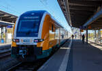 Der vierteiliger Siemens Desiro HC 3462 130-0 der ODEG (Ostdeutsche Eisenbahn GmbH) steht am 22 April 2022, als RE 50 nach Neustrelitz Hbf, im Hauptbahnhof Rostock zur Abfahrt bereit. Dieser ein- und doppelst�ckige Triebzug (DTZ) ist eine ehemalige sechsteilige Einheit, die zu einer vierteiligen Einheit verk�rzt wurde. 

Bei Umbau zur Verk�rzung werden die sechsteiligen Z�ge Mittig geteilt und erhalten dann einen neuen einst�ckige angetriebene Endwagen. So ist diese Verk�rzung eher eine Erweiterung um 2 einst�ckige Endwagen, die so nun als zwei gekuppelte Einheiten fahren k�nnen. Daf�r wurden im Elbe-Spree-Netz die Bahnsteige verl�ngert, da die Nachfrage gestiegen ist. 

Siemens Desiro HC (HC f�r englisch High Capacity ‚Hohe Kapazit�t‘) sind elektrische, ein- und doppelst�ckige Triebz�ge (DTZ) des Herstellers Siemens Mobility aus der Produktfamilie Siemens Desiro. Die Desiro-HC-Triebz�ge werden im Deutschen Fahrzeugeinstellungsregister als Baureihennummern 0462 (RRX), 1462 (DB Regio), 2462 (Arverio), 3462.0 (ODEG sechsteilig), 3462.1 (ODEG vierteilig) und 4462 (DB Regio) gef�hrt.

Der Desiro HC wurde auf der Innotrans 2014 vorgestellt. Der Triebzug weist einst�ckige angetriebene Endwagen und antriebslose doppelst�ckige 
Zwischenwagen auf. Der mittlere Teil der angetriebenen einst�ckigen Endwagen sowie das Unterdeck der antriebslosen doppelst�ckigen Zwischenwagen sind vom Bahnsteig ohne Stufen oder Rampen erreichbar. Ein vierteiliger Zug mit zwei Doppelstockwagen ist 105 Meter lang und hat in der Ausf�hrung f�r die ODEG 389 Sitzpl�tze (25 inkl. Klapptische und P-Sitzen in der 1. und 364 in der 2. Klasse), sowie 32 Fahrradstellpl�tze (oder �ber 20 Klappsitze). Ein f�nfteiliger Zug mit drei Doppelstockwagen ist 131 Meter lang und bietet ca. 560 Fahrg�sten Platz. Die sechsteiligen Z�ge bieten auf 157 Metern L�nge in der Ausf�hrung f�r die ODEG 637 Sitzpl�tze (davon 50 inkl. Klapptische und P-Sitzen in der 1. Klasse) sowie 49 Fahrradabstellpl�tze. Bei den Z�gen der ODEG unterscheiden sich die Sitze der 1. und 2 Klasse sehr deutlich und nicht wie bei anderen Z�gen nur durch die Farbe.

Die Fahrzeuge werden in Leichtbauweise aus Aluminium hergestellt, sie entsprechen der geforderten passiven Kollisionssicherheit gem�� TSI und EN 15227. Sie laufen auf luftgefederten Drehgestellen der Bauarten SF 100 und SF 500. Die Triebz�ge haben eine elektrodynamische Bremse mit Energier�ckgewinnung.

An der Fertigung dieses Zugtyps sind unter anderem die Siemens-Standorte Krefeld (einst�ckige Endwagen, doppelst�ckige Mittelwagen seit Anfang 2019), Wien Simmering (doppelst�ckige Mittelwagen bis Anfang 2019), Graz (Drehgestelle) und Wegberg-Wildenrath (Zusammensetzen der einzelnen Waggons und Inbetriebnahme) beteiligt.

Netz Elbe-Spree
Die Ostdeutsche Eisenbahn GmbH (ODEG) bestellte im Rahmen der Neuvergabe des Netzes Elbe-Spree 21 sechs- und zwei vierteilige Z�ge des Typs Desiro HC. Der Verkehrsverbund Berlin-Brandenburg (VBB) besitzt in dem neuen Verkehrsvertrag eine Option, bis zu 13 sechsteilige Fahrzeuge in 26 vierteilige umbauen und diese auf den Zugl�ufen des RE 1 zwischen Brandenburg und Frankfurt (Oder) in Doppeltraktion verkehren zu lassen. So st�nden in diesen Z�gen 800 statt 600 Sitzpl�tze pro Zug zur Verf�gung. Die Einheiten sollten in der Mitte getrennt und beide Teile um jeweils einen Endwagen erg�nzt werden. Die Option musste sp�testens bis zum Dezember 2022 bestellt werden.

Im Fr�hjahr 2021 zog der VBB teilweise die Option und lie� sechs sechsteilige Desiro HC in zw�lf vierteilige Einheiten umbauen. Damit erhielt die ODEG insgesamt 15 sechs- und 14 vierteilige Z�ge.

Im Zuge des Ausbauprojekts i2030 und der schrittweisen Verl�ngerung von neun Bahnsteigen entlang der Linie RE1 werden ab Ende 2025 weitere 7 sechsteilige Z�ge in 14 vierteilige umgebildet, um zwei Doppeleinheiten pro Stunde und Richtung zwischen Brandenburg an der Havel und Frankfurt an der Oder anbieten zu k�nnen. Somit erweitert sich der Desiro-HC-Bestand der ODEG von 29 auf 36 Einheiten. Das Umbauprojekt soll bis Herbst 2026 abgeschlossen und die verl�ngerten Z�ge Schritt f�r Schritt in das Interimshaltekonzept (Dezember 2025 bis Dezember 2028) eingegliedert werden.

Charakteristik
•	Mehrzweckr�ume f�r Fahrr�der, Kinderwagen und Gep�ck
•	Gro�z�gige, barrierefrei erreichbare Fl�chen
•	Innovatives Infotainmentsystem
•	optimierter Aerodynamik spart Energie im Betrieb
•	WLAN und Steckdosen im gesamten Zug
•	1.400 mm breite Einstiege und ein neu gestalteter Fahrradbereich mit Anlehn- und Parksystem
•	WC-Kabinen mit Ganzk�rperspiegel und Wickeltisch
•	25 (4-Teiler) bzw. 50 (6-Teiler) komfortable, verstellbare Sitzpl�tze f�r die 1. Klasse inkl. Klapptischen und P-Sitzen
•	4-Teiler: 2 Standard-WC und 1 Universal-WC
•	6-Teiler: 2 Standard-WC und 2 Universal-WC
•	Klimaanlage, Fu�bodenheizung
•	Fahrgastinformationen �ber Lautsprecher und Bildschirme
•	Hochaufl�sende CCTV-Kameras und Notrufsprechstellen
•	Fahrgastsicherheitssystem
•	LED-Beleuchtung

TECHNISCHE DATEN der BR 3462.1 (Desiro HC vierteilig):
Anzahl bei OEDG vorgesehen: 28	 (und 8 sechsteiler)
Spurweite: 	1.435 mm (Normalspur)
Achsformel: Bo’Bo’+2’2’+2’2’+Bo’Bo’
L�nge �ber Kupplung: 105.252 mm
Wagenl�ge Endwagen: 26.226 mm
Wagenl�nge Mittelwagen: 25.200 mm
Drehgestelltyp: SF 500 Triebdrehgestell (Endwagen)
Drehgestelltyp: SF 100 Laufdrehgestell (Mittelwagen)
Achsabstand im Drehgestell: 2.500 mm
Raddurchmesser: 920 mm (neu) / 830 mm (abgenutzt)
Breite: 2.820 mm
Leergewicht: 202 t
H�chstgeschwindigkeit: 160 km/h
Kurzzeitleistung: 4.000 kW
Stundenleistung: 3.290 kW
Beschleunigung: 1,1 m/s�
Stromsystem: 15 kV 16,7 Hz ~
Strom�bertragung: Oberleitung
Sitzpl�tze: 389 (davon 25 inkl. Klapptische und P-Sitzen in der 1. Klasse)
Fahrradstellpl�tze: 32 (oder 20 Klappsitze)
Fu�bodenh�he (Einstieg): 800 mm (Endwagen), 730 mm (Mittelwagen) bzw. 610 mm (ein Barrierefreier Einstieg f�r Rollstuhlfahrer und Kinderwagen in einem Mittelwagen f�r 610 mm und 730 mm Bahnsteigh�hen)
Anzahl der T�ren je Seite: 8 (1.400 mm lichte Weite)
389 Sitzpl�tze (25 inkl. Klapptische und P-Sitzen in der 1. und 364 in der 2. Klasse), sowie 32 Fahrradstellpl�tze (oder �ber 20 Klappsitze).

Stand: Mai 2026
Quellen: OEDG, SIEMENS und Wikipedia
