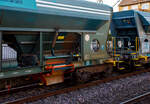 Detailbild des vierachsigen offenem Drehgestell-Schüttgutwagen mit Schwerkraft Entladung (Selbstentladewagen), 37 84 6985 001-0 NL-ORWU, der Gattung Faccns, der On Rail Gesellschaft für Eisenbahnausrüstung und Zubehör mbH (Mettmann), eingestellt in den Niederlanden, am 04 November 2025 eingereiht im Zugverband bei einer Zugdurchfahrt im Bahnhof Kirchen/Sieg.