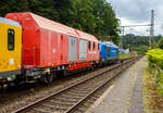 Im Sandwich zweier SIEMENS Vectron Dual Mode fährt ein Schienenprüfzug (SPZ 3), auf Prüffahrt (der Messwagen ist auf die Schiene absenkt) am 14 Juni 2024 durch Scheuerfeld/Sieg in Richtung Siegen.

Hier im Detail der in den Messzug eingereihte Hilfszug-Wagen (Nummer unbekannt) der DB Netz AG (Notfalltechnik).
