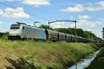 Am übersonnigen 10 Juni 2017 passiert ein Kohlezug mit 186 458 Tilburg Oude Warande.