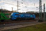 Die Siemens Vectron AC - 193 813-3 „Frankfurt am Main“ (91 80 6193 813-3 D-Rpool) der Railpool GmbH (M�nchen), seit 2022 mit Ganzreklame der DB Netze „Ihr Ziel ist unser Weg“