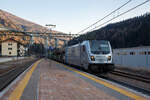 Die Railpool 494 571 (91 83 2494 571-9 I-RPOOL), eine Bombardier TRAXX F140 DC3 LM (mit Last-Mile-Modul), fährt am späten Nachmittag des 27 März 2022 mit einem leeren Autozug der ARS