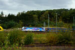 Die an die RTB Cargo vermietete Siemens Vectron MS - 6193 174 „Gemeinsam durch Europa“ (91 80 6193 174-0 D-Rpool) der Railpool GmbH (München) fährt am 28 September 2025 mit einem