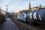 Die für die Rurtalbahn Cargo GmbH fahrende Vectron 193 824-0  Düren  (91 80 6193 824-0 D-Rpool) der Railpool fährt am 22 Januar 2026 mit einem Kesselwagenzug durch Kirchen/Sieg in