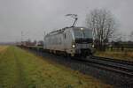 RTB Cargo 193 173 zieht ein etwa für 1/3 beladener Containerzug durch Kaarst-Broicherseite am ganz verregneten 12.Februar 2026.
