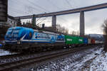 Die an die RTB Cargo vermietete Siemens Vectron MS - 6193 945-3 (91 80 6193 945-3 D-ELOC) der ELL - European Locomotive Leasing (Wien) fährt am 30 Januar 2026 mit einem Containerzug durch