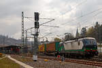 Die an die TX Logistik AG (Troisdorf) vermietete Siemens Vectron MS 193 283 (91 80 6193 283-9 D-ELOC) der European Locomotive Leasing, f�hrt am 13.04.2021 mit einem KLV-Zug durch den Bahnhof Betzdorf