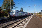 Das „NATUR TALENT“, die an die TX Logistik AG (Troisdorf) vermietete Siemens Vectron MS – 193 596 (91 80 6193 596-4 D-ATLU) f�hrt am 08.10.2021 mit einem KLV-Zug durch den Bahnhof