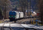 In Doppeltraktion fahren die beiden an die TX Logistik AG (Bad Honnef) vermieteten SIEMENS Vectron AC am 27.02.2023 mit einem KLV-Zug durch Kirchen (Sieg) in Richtung Siegen.
