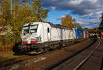 Die recht neue wei�e TXL 7193 318 „Connected to Nature“ (91 80 7193 318-1 D-TXL) der TXL - TX Logistik AG (Troisdorf) f�hrt am 30 Oktober 2025 mit einem KLV-Zug durch Scheuerfeld/Sieg in