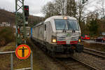 Die eigentlich weiße TXL 7193 317 „Connected to Nature“ (91 80 7193 317-3 D-TXL) der TXL - TX Logistik AG (Troisdorf) fährt am 15 Januar 2026 mit einem KLV-Zug durch Kirchen/Sieg in Richtung Siegen. 

Die SIEMENS Vectron MS (X4E) wurde 2024 von Siemens Mobility in München-Allach unter der Fabriknummer 24281 gebaut und am 24.01.2025 an die TXL ausgeliefert. Die mit 6.400 kW konzipierte Mehrsystemlok ist in der Variante A22-11i ausgeführt und hat so die und hat so die Zulassungen und entspr. Länderpakete für Deutschland, Österreich, Schweiz, Italien und die Niederlande (D / A / CH / I / NL).
