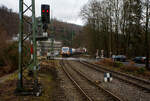 Die eigentlich weiße TXL 7193 317 „Connected to Nature“ (91 80 7193 317-3 D-TXL) der TXL - TX Logistik AG (Troisdorf) fährt am 15 Januar 2026 mit einem KLV-Zug durch Kirchen/Sieg in Richtung Siegen. 

Die SIEMENS Vectron MS (X4E) wurde 2024 von Siemens Mobility in München-Allach unter der Fabriknummer 24281 gebaut und am 24.01.2025 an die TXL ausgeliefert. Die mit 6.400 kW konzipierte Mehrsystemlok ist in der Variante A22-11i ausgeführt und hat so die und hat so die Zulassungen und entspr. Länderpakete für Deutschland, Österreich, Schweiz, Italien und die Niederlande (D / A / CH / I / NL).
