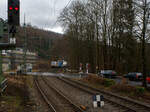 Die eigentlich weiße TXL 7193 317 „Connected to Nature“ (91 80 7193 317-3 D-TXL) der TXL - TX Logistik AG (Troisdorf) fährt am 15 Januar 2026 mit einem KLV-Zug durch Kirchen/Sieg in Richtung Siegen. 

Die SIEMENS Vectron MS (X4E) wurde 2024 von Siemens Mobility in München-Allach unter der Fabriknummer 24281 gebaut und am 24.01.2025 an die TXL ausgeliefert. Die mit 6.400 kW konzipierte Mehrsystemlok ist in der Variante A22-11i ausgeführt und hat so die und hat so die Zulassungen und entspr. Länderpakete für Deutschland, Österreich, Schweiz, Italien und die Niederlande (D / A / CH / I / NL).
