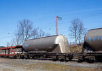 4-achsiger Drehgestell-Staubgutwagen (82 m³ Silowaggon) 37 80 9326 209-5D-VTG, der Gattung Uacns, der VTG AG am 30.03.2021 im Zugverband bei der Durchfahrt in Rudersdorf (Kr.