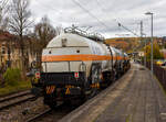 Der vierachsige Drehgestell-Druckgaskesselwagen (Flüssiggas-Kesselwagen für Chlor / Schwefeldioxid), 33 80 7809 254-5 D-VTG, der Gattung Zagns, der VTG AG (Hamburg), laut Anschrift und