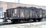 Offener Hochbord-Güterwagen mit Bremerbühne ähnlich Omm 29 mit Koks beladen.