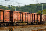 Vierachsiger offener Drehgestell-G�terwagen 31 80 5377 779-9, der Gattung Eanos-x 055, der DB Cargo AG am 03.09.2012 im Zugverband bei einer Zugdurchfahrt in Betzdorf (Sieg).
