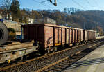 Vierachsiger offener Drehgestell-Güterwagen (Hochbordwagen) 31 80 5377 910-0 D-AAEC, der Gattung Eanos-x 055, der VTG Schweiz GmbH (ex Ahaus Alstätter Eisenbahn Cargo AG) am 21 November 2025 im Zugverband bei einer Zugdurchfahrt in Kirchen/Sieg.

Die Bedeutung der Gattung Eanos-x 055:
E = Offener Güterwagen der Regelbauart, seitenkippbar, mit flachem Boden
a = mit vier Radsätzen
n = mit vier Radsätzen höchste Lastgrenze über 60 t
o = nicht stirnkippbar
s = lauffähig bis 100 km/h (beladen, gemäß Lastgrenzraster)

Diese Eanos sind offene Drehgestellgüterwagen mit einem großen Laderaum, hohen Lastgrenzen und mit durchgehendem Obergurt, zwei doppelflügeligen Türen (1.800 x 1.800 mm) auf jeder Seite und Stahlfußboden ausgestattet.

Sie sind geeignet für die Beförderung vieler unterschiedlichster Güter sowohl in loser Schüttung (Schrott, Kohle, Erze, Steine und Erden) als auch in Stücken (Container, Schwarzbandcoils (Warmband-Coils), Rundholz oder Stahlhalbzeuge (Stabeisen/Brammen)). Außen an den Wagen angebrachte Ringe ermöglichen die sichere Befestigung von Netzen/Wagendecken zum Schutz nässeempfindlicher Güter und vor Windabtrag. Zur Sicherung von leichtem, losem Schrott sind unterhalb der Obergurte Haken zur Befestigung von Drahtabdeckungen angebracht. Dieser Ea-Wagen ist speziell für die großen Belastungen im Schrottverkehr mit verstärkten Wänden und Fußböden sowie Schutzeinrichtungen an den Bedienelementen ausgerüstet worden.

TECHNISCHE DATEN:
Spurweite: 1.435 mm (Normalspur)
Achsanzahl: 4 in zwei Drehgestellen
Länge über Puffer: 15.740 mm
Drehzapfenabstand: 10.700 mm
Achsabstand im Drehgestell: 1.800 mm
Drehgestell-Bauart: Y 25 Lss
Ladelänge: 14.500 mm
Ladebreite:  2.720 mm
Ladehöhe: 2.100 mm
Ladefläche: 39,4 m²
Laderaum:  82,5 m³
Türöffnung/Längsseite: 2 Stück 1.800 × 1.800 mm
Höchstgeschwindigkeit: 100 km/h (beladen) / 120 km/h (leer)
Maximales Ladegewicht ab Streckenklasse D: 65,0 t 
Maximales Ladegewicht ab Streckenklasse CE: 59,0 t (auf DB Netz)
Eigengewicht: 24.450 kg
Kleinster bef. Gleisbogenradius: R 35 m
Bremse: KE-GP-A 
Handbremse: Ja
Intern. Verwendungsfähigkeit: RIV
