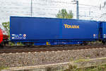 2-achsiger Gro�r�umiger Schiebeplanenwagen 47 80 2464 214-0 D-TOUAX der Gattung Hbbi(ll)ns der Touax Rail Ltd am 06.05.2017 bei einer Zugfahrt in Magdeburg Neustadt.
