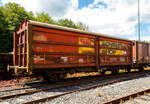 Privater gedeckter Güterwagen mit Schiebewänden der Gattung Hills, 10 80 2102 002-0, WEBA 03 (10 80 DB 210 2 002-0), der Westerwaldbahn (WEBA) abgestellt am 07 Juöi 2024 auf dem