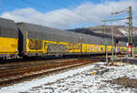 Vierachsiger zweigliedriger (2 x zweiachsiger) geschlossener Doppelstock-Autotransportwaggon, 47 80 2911 395-6 D-ARS der Gattung/Bauart Hccrrs 5.860 der ARS Altmann AG mit Sitz im bayerischen Wolnzach, am 30 Januar 2026 im Zugverband bei einer Zugdurchfahrt in Niederschelden. Lieder sind solche Wagen immer sehr beschmiert, aber zum Glück nicht das Transportgut die PKW.

Diese zweigliedrigen, geschlossenen Doppelstock-Autotransportwagen mit vier Radsätzen, dienen dem witterungsgeschützten Transport von Personenkraftwagen und bietet durch die vollständig geschlossene Bauweise auch Schutz vor Vandalismus Schäden an den PKW. Die geschlossene Doppelstock-Autotransportwageneinheit besteht aus 2 kurzgekuppelten zweiachsigen Fahrzeugen. Die Wagen dieser Bauart Hccrrs 5.860 sind für den Einsatz in Ganzzügen vorgesehen und können aufgrund ihrer baulichen Abmessungen nicht in allen Ländern uneingeschränkt eingesetzt werden, daher haben diese die Austauschkennzahl 47.

Die ARS Altmann-Gruppe besitzt allein 1.500 geschlossenen Doppelstock-Waggons, diese tragen wesentlich dazu bei, Transportschäden und zusätzliche Fahrzeugwäschen zu vermeiden.

TECHNISCHE DATEN:
Gattung: Hccrrs 5.860
Spurweite: 1.435 mm (Normalspur)
Begrenzungslinie: G2
Anzahl der Achsen: 4 (2 x 2)
Länge über Puffer: 27.160 mm
Achsabstände: 9.000 mm / 4.200 mm / 9.000 mm
Laufraddurchmesser: 760 mm (neu) / 680 mm (abgenutzt)
Länge der Ladefläche: 25.500 mm (oben) / 25.450 mm (unten)
Innenbreite (Ladefläche): 2.764 mm (oben) / 2.888 mm (unten)
Höhe über Schienenoberkante: 4.644 mm (Transportstellung), für die Be- und Entladung kann das Dach zusätzlich 500 mm angehoben werden.
Tragfähigkeit: Oberdeck 2 x 6 t / Unterdeck 2 x 6 t (Radlast 700 kg)
Eigengewicht: 32.900 kg
Max. Zuladung: 24,0 t (ab Streckenklasse A)
Höchstgeschwindigkeit: 100 km/h (beladen) / 120 km/h (leer)
Bremse: KP-GP-A (K)
Bremssohle: K
Handbremse: Ja (Handbremsgewicht 20,0 t)
Kleinster zulässiger Kurvenradius: R = 75 m Einzelwagen / Gesamtzug 150 m
Intern. Verwendungsfähigkeit: eingeschränkt

Nach eigenen Angaben besitzt die ARS Altmann AG Europas größte private Eisenbahnwaggonflotte für den Transport von Fahrzeugen.
Mit mehr als 4.000 modernen Eisenbahnwaggons, die ausschließlich für den Fahrzeugtransport bestimmt sind, betreibt die ARS Altmann AG die größte private Eisenbahnwaggonflotte für Fahrzeuge in Europa und transportiert täglich Autos sicher quer durch den Kontinent. Die Bahn ist der klimafreundlichste und planbarste Pfeiler in der Lieferkette und vereint stabile Kapazitäten, hohe Netzflexibilität und deutlich geringere Emissionen als der reine Straßentransport.
