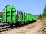 Kurzgekoppelter Rundholzwaggon Laaps mit Einzelrungen f�r Holzl�ngen ab 2 m am 29.04.2007 in Siegen-Eintracht auf der Gleisanlage der Kreisbahn Siegen-Wittgenstein  (KSW).