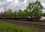 2 x 2 achsiger leere offener Autotransportwaggoneinheit 25 80 4354 025-5 D-ATG der Gattung Laadrs 557 der DB Cargo Logistics GmbH (ex ATG Autotransportlogistic GmbH) am 22 Mai 2024 im Zugverband bei
