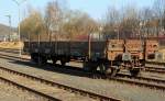Drehgestell-Flachwagen mit Seitenborden - Remms 665 (394 8 557) der DB, abgestellt am 20.03.2012 in Herdorf.