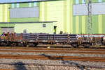 Drehgestellflachwagen mit vier Rads�tzen, mit Seiten- und Stirnwandklappen und mit Rungen RIV 31 80 3948 600-2 D-DB, Gattung Remms 665, der DB Cargo AG, am 08.04.2017 mit Rundstahl aus Edelstahl