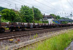 Der 4-achsiger Drehgestell-Flachwagen, mit Seiten-, Stirnwandklappen und Rungen, 31 80 3937 561-1 D-DB, der Gattung Res 687, der DB Cargo, am 03 Juni 2024 im Zugverband bei der Zugdurchfahrt in