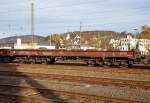Drehgestellflachwagen mit sechs Rads�tzen, mit Lademulden f�r Coiltransporte (Blechrollen) der Gattung Sahmms 711, Nummer 31 80 RIV D-DB 4868 604-8, der DB Schenker Rail Deutschland AG, abgestellt am