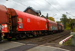 Vierachsiger Drehgestell-Flachwagen mit verschiebbarem Planenverdeck und Lademulden für Coiltransporte, 31 80 4675 893-0 D-DB, der Gattung Shimmns-ttu 722, der DB Cargo AG am 09 Oktober 2025 im Zugverband bei der Zugdurchfahrt in Kirchen/Sieg beim Bü km 121,192.

Diese Wagen sind speziell für den Transport witterungsempfindlicher Blechrollen (Coils) bestimmt. Er besitzt feste Stirnwände, 5 fest im Untergestell eingebaute Lademulden. Die Wagenabdeckung erfolgt mit einer PVC-beschichteten Gewebeplane, die auf 11 Rohrrahmen aufliegt. Über Laufwagen ist das Planendach in Wagenlängsrichtung verschiebbar. Die Verriegelung des Planendaches an den Stirnwänden erfolgt über eine 4-Punkt-Zentralverriegelung, die sowohl vom Erdboden als auch von der Rampe aus bedient werden kann. Das Planenverdeck lässt sich an einem Wagenende so weit zusammenschieben, dass ca. 2/3 der Ladefläche zur Beladung freigegeben wird. Hierdurch ist eine einfache Beladung des Wagens sowohl von oben als auch von der Seite aus möglich. 

Die Wagen der Bauart Shimmns-ttu 722 sind mit 12 verstellbaren Festlegearmen ausgerüstet, gegenüber früheren Bauarten (z. B. Shimmns-tu 718) sind die einzelnen Arme grob verschiebbar und zusätzlich über Handräder fein einstellbar. Dadurch können die Arme bis auf Kontakt an die Coils herangeführt werden. Die Auskleidung der Mulden mit einer Gummiauflage soll einen optimalen Schutz des Coilbleches, der auch durch eine spezielle Muldenkonstruktion erreicht wird, unterstützen. Im Wageninneren sind auf Piktogrammen Beladehinweise und -schemen angebracht.

Diese Wagen wurden ab 2002 aus den Wagen mit verschiebbaren Teleskophauben der Gattung Shimmns 708 umgebaut.

TECHNISCHE DATEN:
Spurweite: 1.435 mm (Normalspur)
Achsanzahl: 4 (in 2 Drehgestelle)
Länge über Puffer: 12.040 mm
Länge der Ladefläche: 10.800 mm
Drehzapfenabstand: 7.000 mm
Achsabstand im Drehgestell: 1.800 mm
Eigengewicht: 23.600 kg
Höchstgeschwindigkeit: 100 km/h (beladen) / 120 km/h (leer)
Maximales Ladegewicht: 66,0 t (Streckenklasse D4)
Kleinster bef. Gleisbogenradius: 35 m
Bauart der Bremse: KE-GP
Intern. Verwendungsfähigkeit: RIV

Die Bedeutung der Gattungs- und Kennbuchstaben (hier Shimmns-ttu):
S - Drehgestellflachwagen in Sonderbauart
h - für den Transport von Blechrollen, liegend verladen, eingerichtet
i - mit beweglicher Abdeckung und festen Stirnwänden
mm - mit vier Radsätzen Ladelänge unter 15 m, bei sechs unter 18 m
n - höchste Lastgrenze über 60 t
s - Höchstgeschwindigkeit 100 km/h (beladen)
-ttu - 	Mit besonderer, stufenlos verstellbarer Festlegeeinrichtung zum Sichern gebündelter Schmalbandcoils und Auskleidung der Mulden mit gewebeverstärkten Gummimatten.