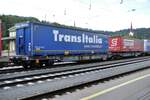 Taschenwagen 37 80 4993 780-8 TEN D-WASCO Sdggmrs beladen mit Sattelauflieger TransItalia und Gruber Logistics in Kufstein am 12.08.2022.