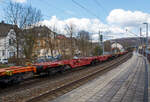 Sechsachsiger Gelenk-Containertragwageneinheit, f�r den Transport von Gro�containern und Wechselbeh�ltern, 31 80 4850 082-7 D-DB der Gattung Sggrs 716 der DB Cargo AG am 19.03.2021 leer im Zugverband