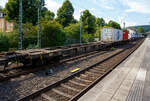 Leerer vierachsiger Drehgestell-Containertragwagen 31 80 4578 206-2 D-KOMBI, der Gattung Sgmnss, der Kombiverkehr GmbH & Co KG (Frankfurt am Main), am 30 Juli 2025 im Zugverband bei der Zugdurchfahrt in Kirchen/Sieg. 

Der Wagen wurde 2019 von Astra Rail Industries in Arad (Rumänien), mit Lizenz der Ferriere Cattaneo SA (Schweiz), gebaut. 

TECHNISCHE DATEN (laut Anschriften):
Spurweite: 1.435 mm (Normalspur)
Anzahl der Achsen: 4 in zwei Drehgestellen
Länge über Puffer: 17.240 mm
Drehzapfenabstand: 12.200 mm
Ladelänge: 16.000 mm
Höhe der Ladefläche von SOK: 1.115 mm
Eigengewicht: 17.000 kg
Max. Zuladung bei Lastgrenze S: 73,0 t (ab Streckenklasse D)
Max. Zuladung bei Lastgrenze SS: 63,0 t (ab Streckenklasse C)
 
Kleinster bef. Gleisbogenradius: R 75 m 
Bremse: KE-GP-A (K)
Bremssohle: Jurid 816M
Verwendungsfähigkeit: TEN-GE (G1)

Die Kombiverkehr GmbH & Co KG ist ein logistisches Dienstleistungsunternehmen und ein Eisenbahnverkehrsunternehmen mit Sitz in Frankfurt am Main (Deutschland). Gegründet wurde die Gesellschaft am 11. Februar 1969 durch 56 Straßentransporteure und Kraftwagenspediteure. Bis zur Beteiligung der DB Mobility Logistics AG mit 50 % im Jahr 2002 hielten die Spediteure 100 % der Kommanditanteile. Im März 2023 waren 225 nationale und internationale Speditionen sowie die DB Cargo Kommanditisten.