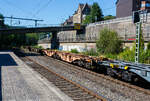 Leerer sechsachsiger Gelenkwagen (Gelenk-Containertragwageneinheit), 37 80 497 5 864-2 D-RCW, der Gattung Sggrss 80´, der Rail Cargo Group (zu ÖBB), am 18 August 2025 im Zugverband bei einer Zugdurchfahrt im Bahnhof Kirchen/Sieg. 

Der Wagen gehörte zuvor der Schweizer Vermietungsfirma Wascosa AG. Die Rail Cargo Group verstärkt wohl ihr Engagement im KV, hier im Zugverband konnte ich sehen das alle als RCW eingestellt waren, es waren teils ehemalige Wagen der ERMEWA, WASCOSA und VTG. Gebaut wurde der Wagen vom slowakischen Güterwagenhersteller Tatravagónka in Poprad, Baujahr und Fabriknummer konnte ich nicht lesen.

Diese Gelenkwagen mit sechs Radsätzen sind für den Transport von Großcontainern und Wechselbehältern vorgesehen. Auf den Außenlangträger des Wagens befinden sich für jede vorgesehene Ladeposition feste und klappbare Aufsetzzapfen zum Festlegen der Ladungseinheiten (gemäß UIC- Merkblatt 592-1 und 2) in verschiedenen Kombinationen.

Das aus zwei Wagenhälften bestehende Untergestell ist eine verwindungsweiche, geschweißte Rahmenkonstruktion aus Walz- und Blechprofilen, gebildet aus den Kopfstücken, den Hauptquerträgern und den äußeren Langträgern. In der Wagenmitte befindet sich eine Übersteigmöglichkeit. Die Bereiche über den Drehgestellen sind durch Bleche versteift, die außerdem als Funkenschutzbleche dienen.

Die Verbindung der beiden Wagenhälften besteht aus einem Gelenklager und seitlichen Gleitstücken. Der Wagen trägt die Anschrift „Vorsichtig rangieren“.

TECHNISCHE DATEN:
Spurweite: 1.435 mm
Länge über Puffer: 26.390 mm
Drehzapfenabstand: 2 x 10.430 mm
Achsabstand in den Drehgestellen: 1.800 mm
Drehgestell Typ: 3x Y25 Ls(s)e-K
Raddurchmesser: 920 mm (neu) / 840 mm (abgenutzt)
Ladelänge: 2 x 12.220 mm 
Höhe der Ladeebene über S.O.: 1.155 mm
Eigengewicht: 27.520 kg
Max. Zuladung bei Lastgrenze S: 107,4 t (ab Streckenklasse D)
Max. Zuladung bei Lastgrenze SS: 92,4 t (ab Streckenklasse C)
Max. Geschwindigkeit: 100 km/h (Lastgrenze SS und leer 120 km/h)
Kleinster befahrbarer Gleisbogen: R 75 m (Einzelwagen, im Zugverband 150 m)
Bremse: 2 x KE-GP-A (K)
Bremssohle: Jurid 816M
Feststellbremse: Ja 
Intern. Verwendungsfähigkeit: TEN-GE / G1